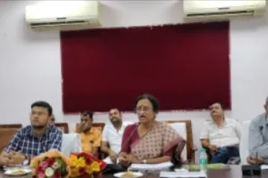  आदर्श ग्राम के तहत गोद लिए हुए ग्रामों में विकास कार्यों की समीक्षा।