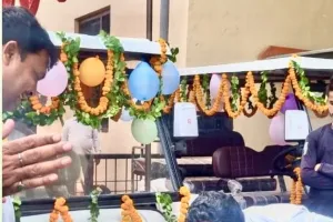 अयोध्या जिलाधिकारी ने इलेक्ट्रिक वाहनों के गोल्फ कार्ट सेवा का फीता काटकर किया शुभारम्भ