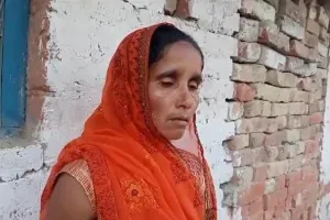 पीएम आवास योजना में हो रही वसूली को लेकर जलालपुर गांव की पीड़िता ने थाने पर दिया प्रार्थना पत्र