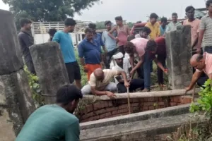 कुए में गिरा आवारा पशु, बाहर निकालने पर,हुई मौत