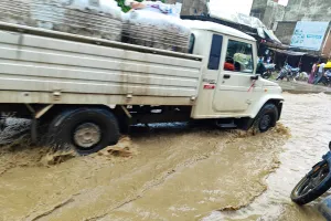 नारीबारी में सड़क बनी तालाब चलना हुआ मुस्किल