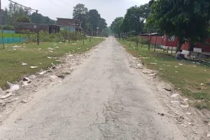 बहराइच कैसे होगा क्लीन और ग्रीन, कतर्नियाघाट के आम्बा क्षेत्र में जगह-जगह बिखरे हैं प्लास्टिक कचरे