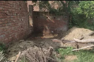 दबंग पड़ोसी ने पीड़ित के भूमि पर पुलिस और लेखपाल की शह पर पीड़ित के आवास की बाउंड्रीवाल तोड़ जमीन पर गड्डा खोद किया कब्जा 