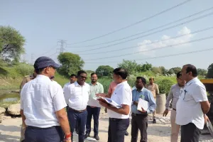 भदोही-गोपीगंज मार्ग पर मुंशीलाटपुर में निर्माणाधीन ब्रिज के प्रगति कार्यों का मंडलायुक्त  ने किया औचक निरीक्षण