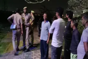 पुरानी रंजिश में दो लोगों को मारी गोली, कार से भागे हमलावर, पुलिस जांच में जुटी