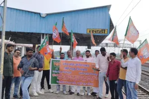 भाजपाइयों ने रेलवे मंत्रालय व डीआरएम धनबाद के नाम स्टेशन अधीक्षक बरही को सौंपा ज्ञापन