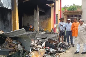 भारत इलेक्ट्रॉनिक्स के मकान में लगी आग के बाद हुए नुकसान की जानकारी लेने पहुंचे पूर्व विधायक मनोज यादव