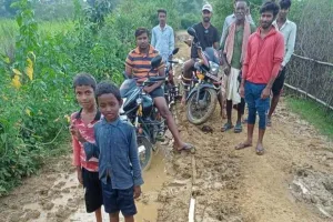 आरईओ रोड डपोक से पिपरा टांड तक सड़क नही होने से ग्रामीणों को हो रही परेशानी