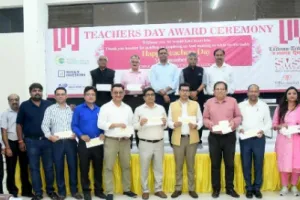 स्कूल ऑफ़ मैनजमेंट साइंसेज में किया गया शिक्षकों का सम्मान