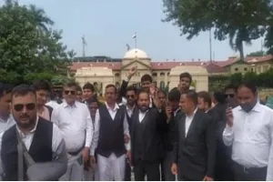 हापुड़ में वकीलों पर लाठीचार्ज के विरोध में प्रयागराज में भड़के अधिवक्ता