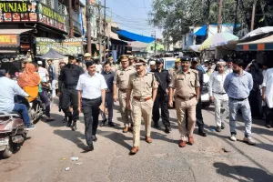 अलीगढ़ डीएम-एसएसपी ने शहर की कानून व्यवस्था के दृष्टिगत ऊपरकोट एवं देहलीगेट क्षेत्र में किया पैदल मार्च