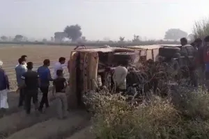 आरटीओ विभाग की घोर लापरवाहीः सड़क किनारे खाई में पलटी बच्चों से भरी अनफिट स्कूली बस