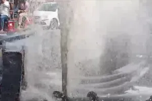 पाइप लाइन फटने के कारण सड़क पर बह रहा गंदा पानी