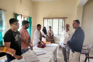 मुख्य चिकित्सा अधिकारी ने नवाबगंज का दौरा कर अस्पतालों का हाल जाना