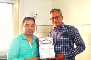 चिकित्सा संबंधी सेवाओं मे उत्कृष्ट योगदान देने हेतु संस्था प्रबंधक ने चिकित्सक को किया सम्मानित