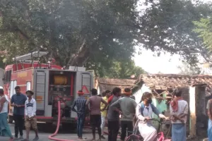 अज्ञात कारणो से लगी आग से दो मकान के गृहस्थी का सामान जलकर राख