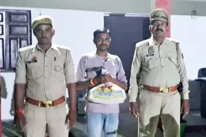 पुलिस ने शराब क्वाटर के साथ एक को पकड़ा 