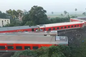 गहरी नींद में थे यात्री तभी लगा ज़ोर से झटका, भयानक दुर्घटना की कहानी 