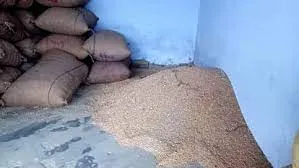 कुशीनगर : अधिकारियों ने नियमों को ताक पर रख  धनबल के प्रभाव में करवा दिया कोटा दुकान का चयन