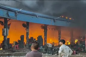 Fire Accident: दिल्ली के पीरागढ़ी की एक फैक्ट्री में भीषण दुर्घटना