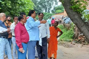 पूर्व जिला पंचायत सदस्य की भूमि का रिकार्ड खंगालने पहुंची राजस्व टीम 