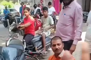 भाजपा नेता के पेट्रोल पंप पर पेट्रोल कम नापने का आरोप।