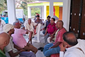 उप कृषि निदेशक ने चौपाल लगाकर सैकड़ों किसानों को पूसा डिकम्पोजर का निःशुल्क वितरण किया