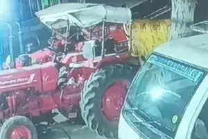 दुकान के सामने खड़े दो ट्रैक्टरो की बैट्री चोरी