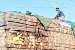 माचिस लदे ट्रक में साइड से दूसरी गाड़ी ने मारी टक्कर, लगी आग