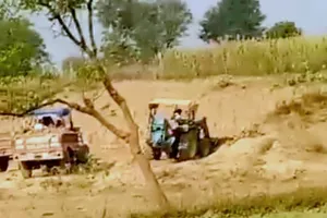 रात दिन गरज रही जेसीबी मशीन चल रहा है मिट्टी खनन का खेल