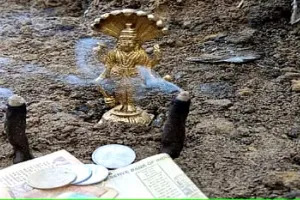 खेत में खोदाई के दौरान मिली पीली धातु की भगवान विष्णु की मूर्ति, ग्रामीणों ने शुरू की पूजा अर्चना