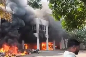 प्रदर्शनकारियों को कौन भड़का रहा है हमें सब पता है: फडणवीस