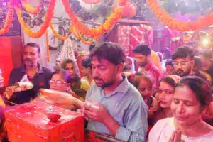 नवरात्रि की पांचवें दिन मंदिरों में भक्त कर रहे स्कंदमाता की पूजा अर्चना