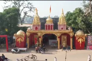 काशी विश्वनाथ मंदिर के तर्ज़ बना  हरपुर बुदहट में  पंडाल
