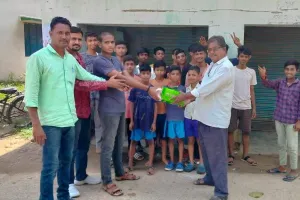 बरही पश्चिमी मुखिया शमशेर आलम ने खिलाड़ियों के बीच फुटबॉल का वितरण कर किया प्रोत्साहित