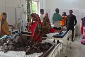 यात्रियों से भरा टेंपू असंतुलित होकर पलटा, तीन छात्रा सहित छह घायल, रेफर