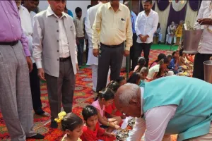 इफको के प्रबंध निदेशक ने नवरात्र के अन्तिम दिन किया कन्या पूजन दिया उपहार।