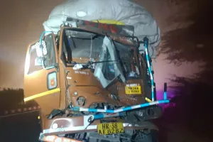 दर्दनाक हादसाः सड़क किनारे यात्रियों से भरी बस में कैंटर ने मारी टक्कर