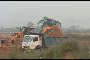 आखिर किसकी देख-रेख में चल रहा अवैध मिट्टी खनन का काला खेल?