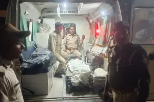 बाइक सवार दो युवक खड़े डीसीएम में टकराने से एक युवक की मौत दूसरा घायल