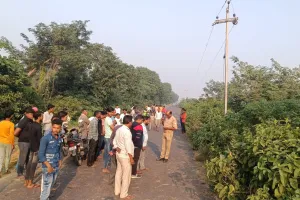 अज्ञात युवक का शव मिलने से इलाके में मचा हड़कंप, पहचान मिटाने के लिए चेहरे पर किए गए वार