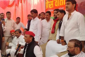 अस्पतालों में नहीं मिल रहा गरीबों को इलाज, दस हजार स्कूलों में नहीं पहुंचे बच्चे