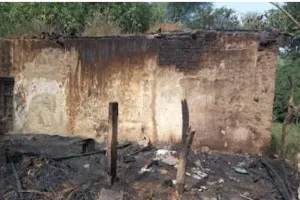 अराजकतत्वों ने घर मेंआग लगाई, गृहस्थी खाक