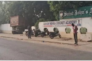 स्कूल  की बाउंड्री तोड़ अंदर घुसी  ट्रेलर,  हो सकता था बड़ा हादसा!