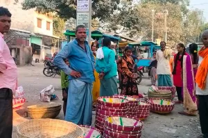 कुशीनगर : छठ महापर्व पर दौरा सुपली मेवा फल का बाजार हुआ गर्म