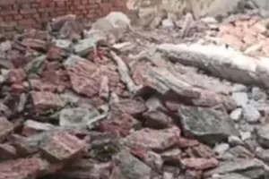 जर्जर भवन के एक कमरे में बच्चो को दी जा रही शिक्षा 