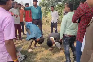 आटा छीनने पर युवकों को गांव वालों ने वनाया मुर्गा