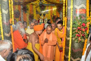 अयोध्या के भक्तमाल आश्रम मे भगवान मालामाल सीयम योगी ने सोने का मुकुट पहनाया....