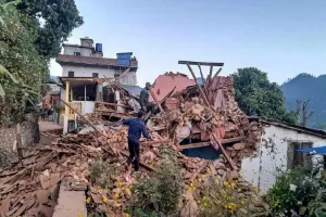 नेपाल भूकंप ने उझाड़ दिए हज़ारों घर, लगभग 157 लोगों की मौत 