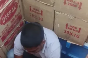 बिहार : नैनहा पुलिस ने बिस्किट में पकड़ा अंग्रेजी शराब का खेप